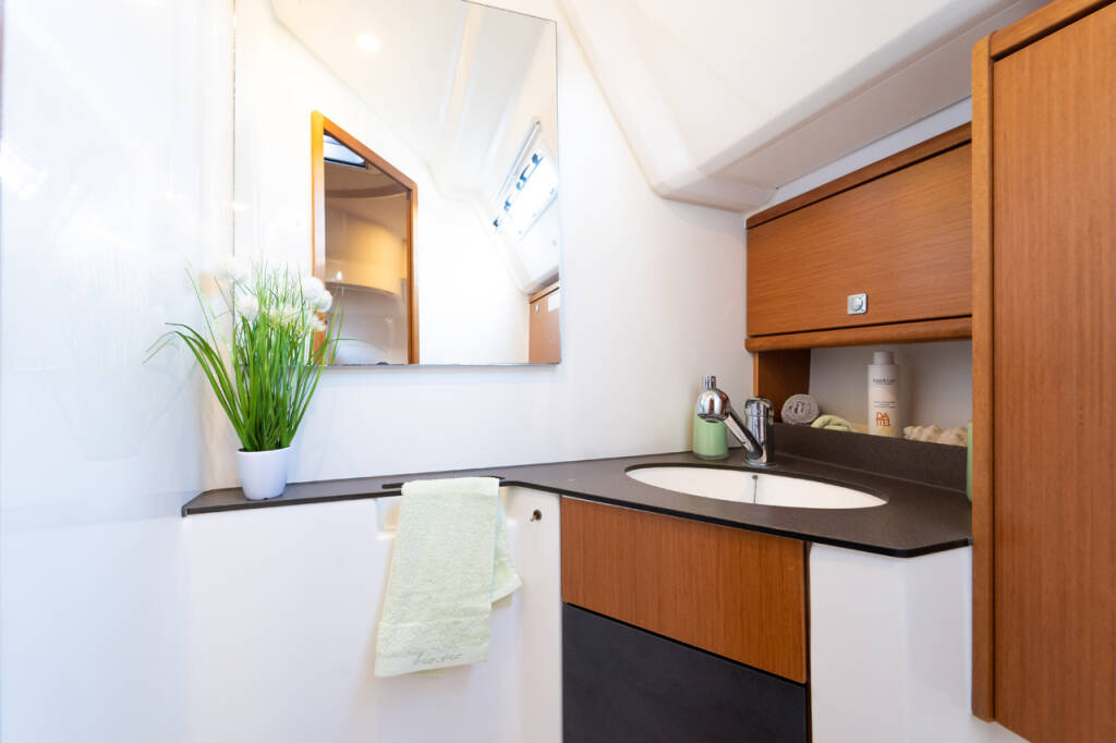 Sailing yacht Bavaria Cruiser 46 White Star