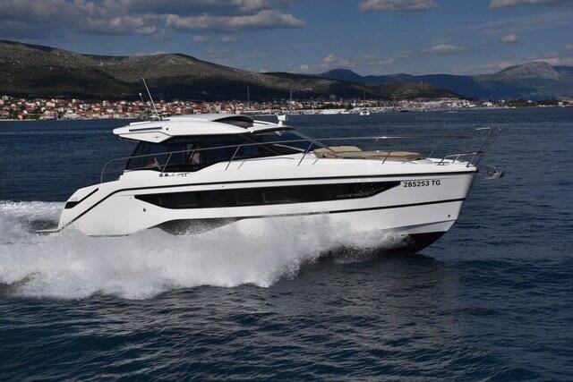Motoryacht Bavaria SR36HT 