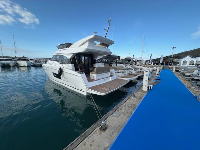 Motor yacht Bavaria Virtess 420 Lana