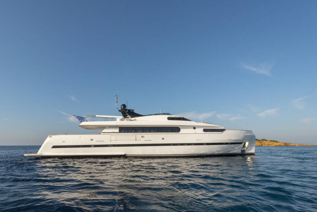 Luxury motor yacht Bugari 100 Project Steel