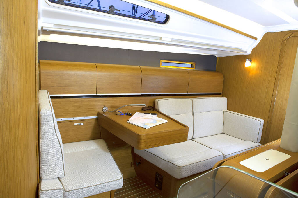 Sailing yacht Dehler 38 Redshift