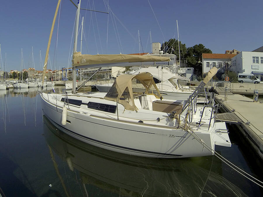 Sailing yacht Dufour 335 GL Lara