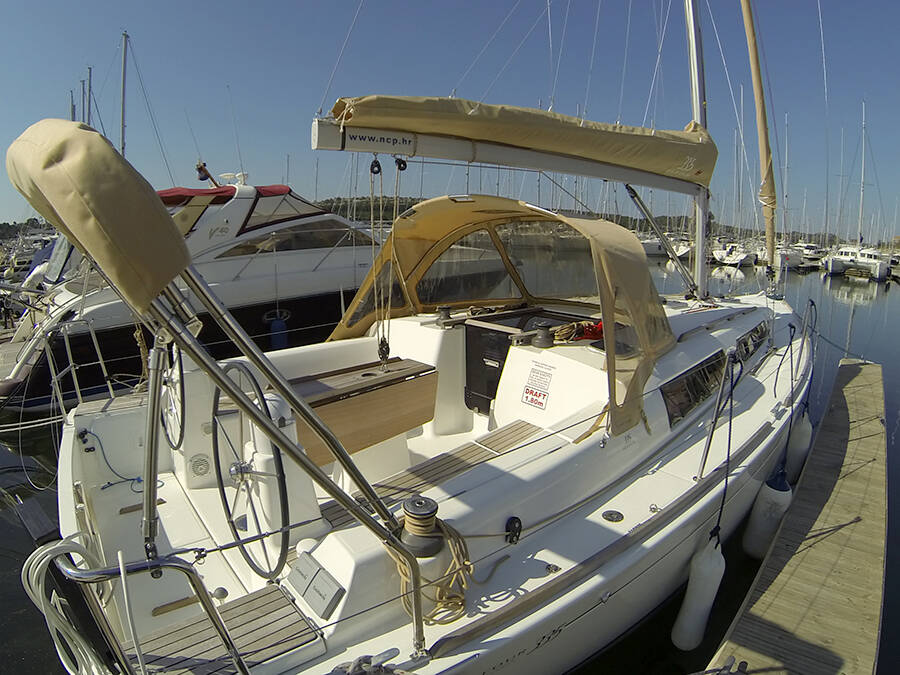 Sailing yacht Dufour 335 GL Lara