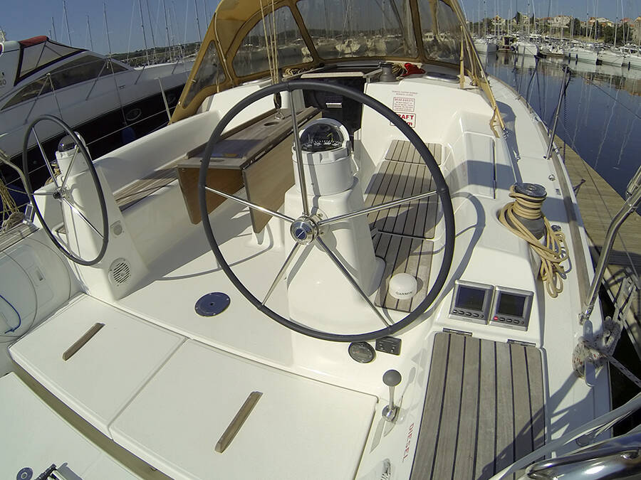 Sailing yacht Dufour 335 GL Lara