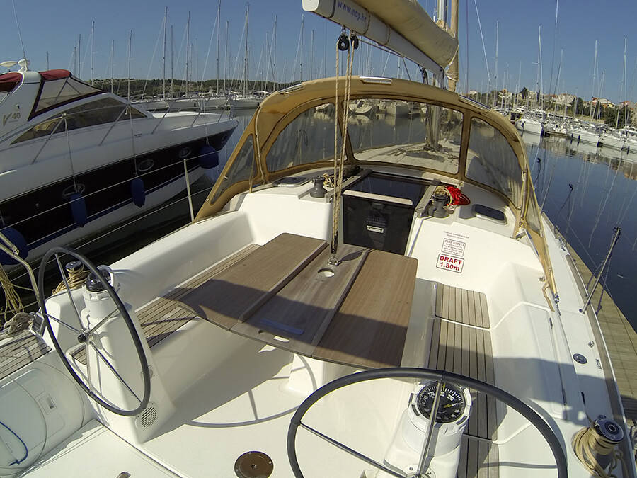 Sailing yacht Dufour 335 GL Lara