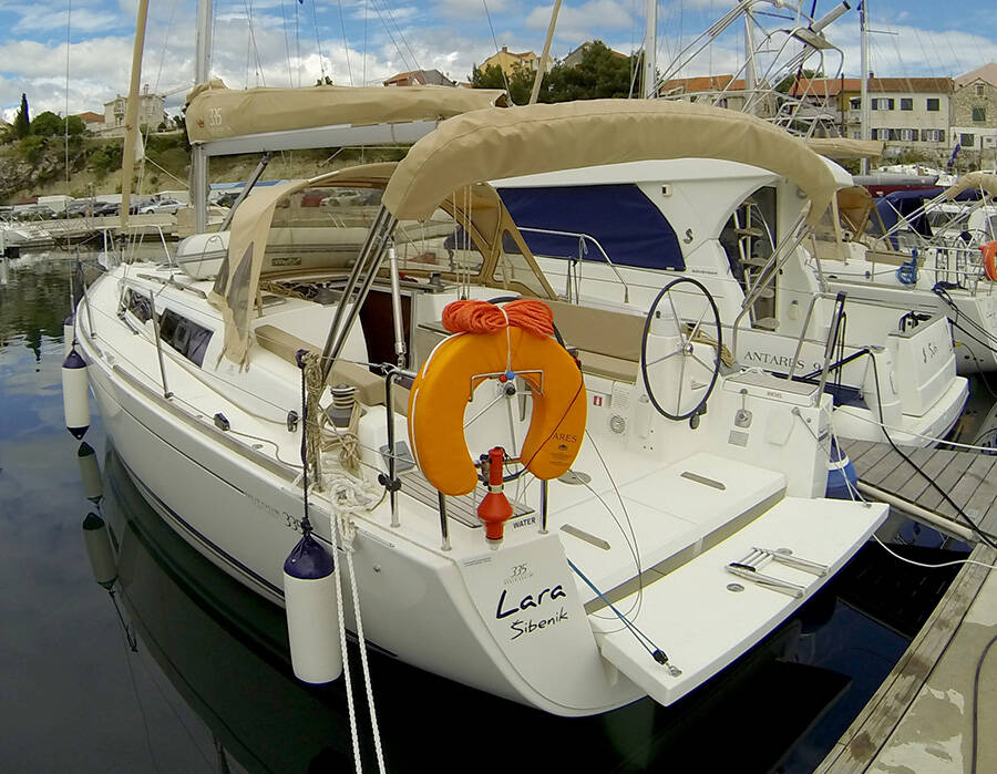 Sailing yacht Dufour 335 GL Lara