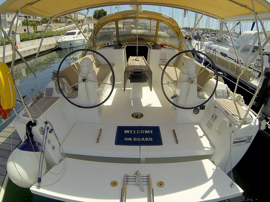 Sailing yacht Dufour 335 GL Lara