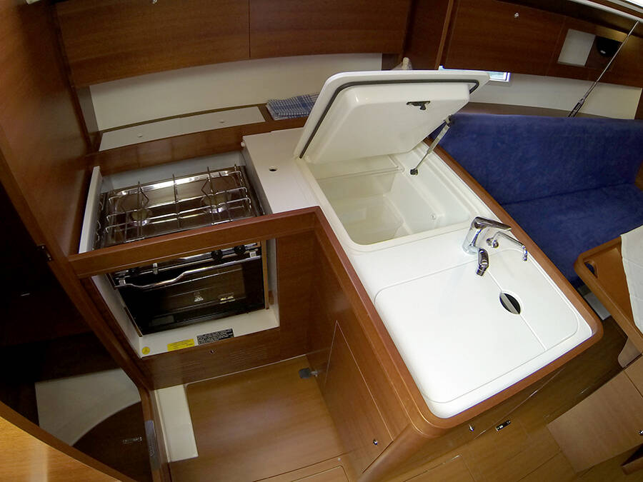Sailing yacht Dufour 335 GL Lara