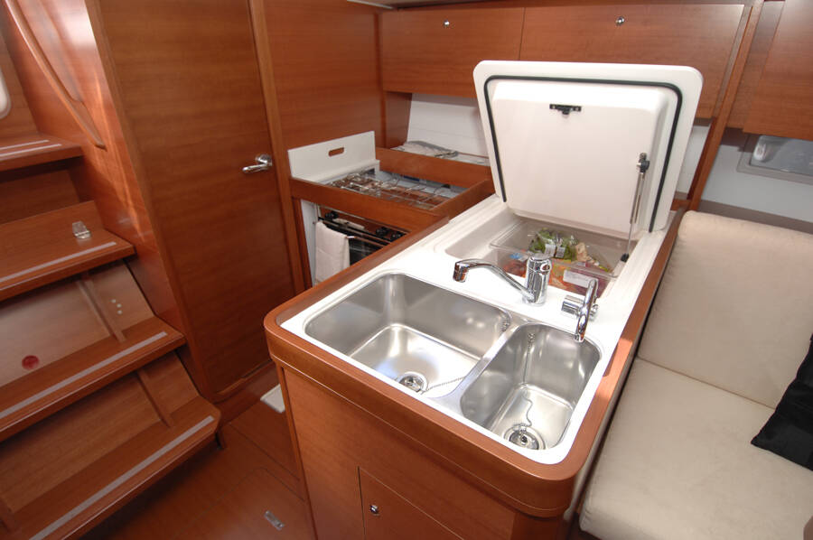 Sailing yacht Dufour 335 GL Lara