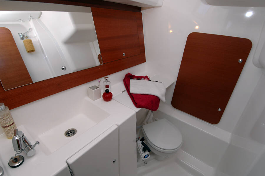 Sailing yacht Dufour 335 GL Lara