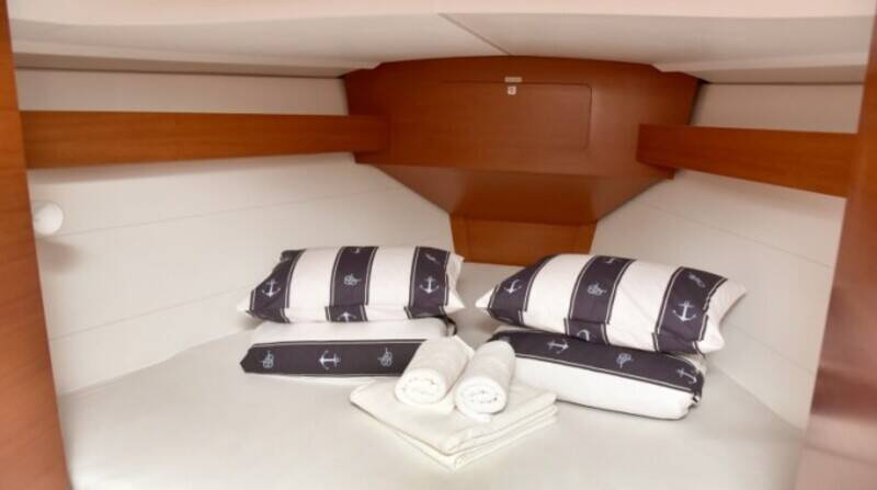 Sailing yacht Dufour 350 GL Navita