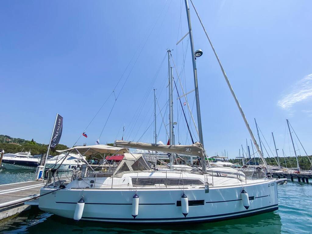 Sailing yacht Dufour 382 GL Barka