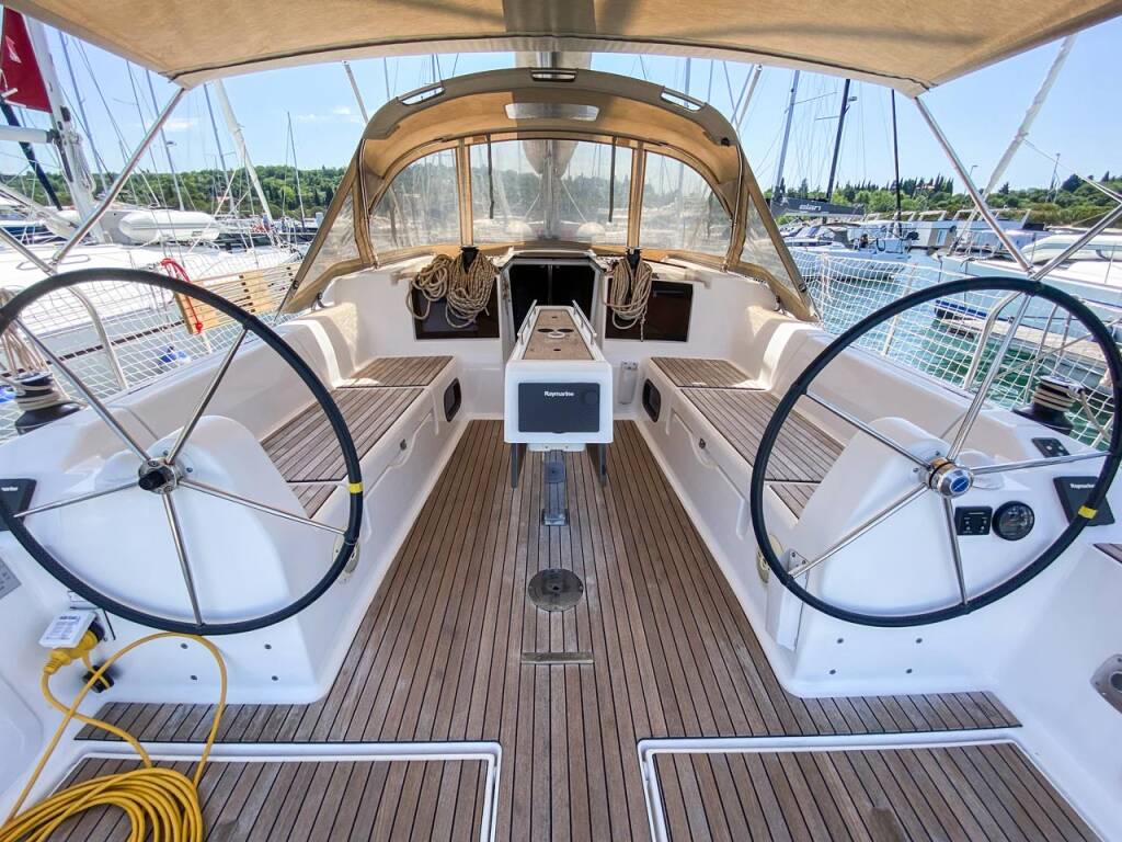 Sailing yacht Dufour 382 GL Barka