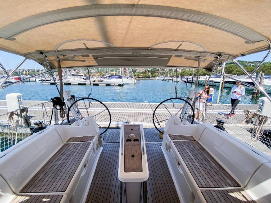 Sailing yacht Dufour 382 GL Barka