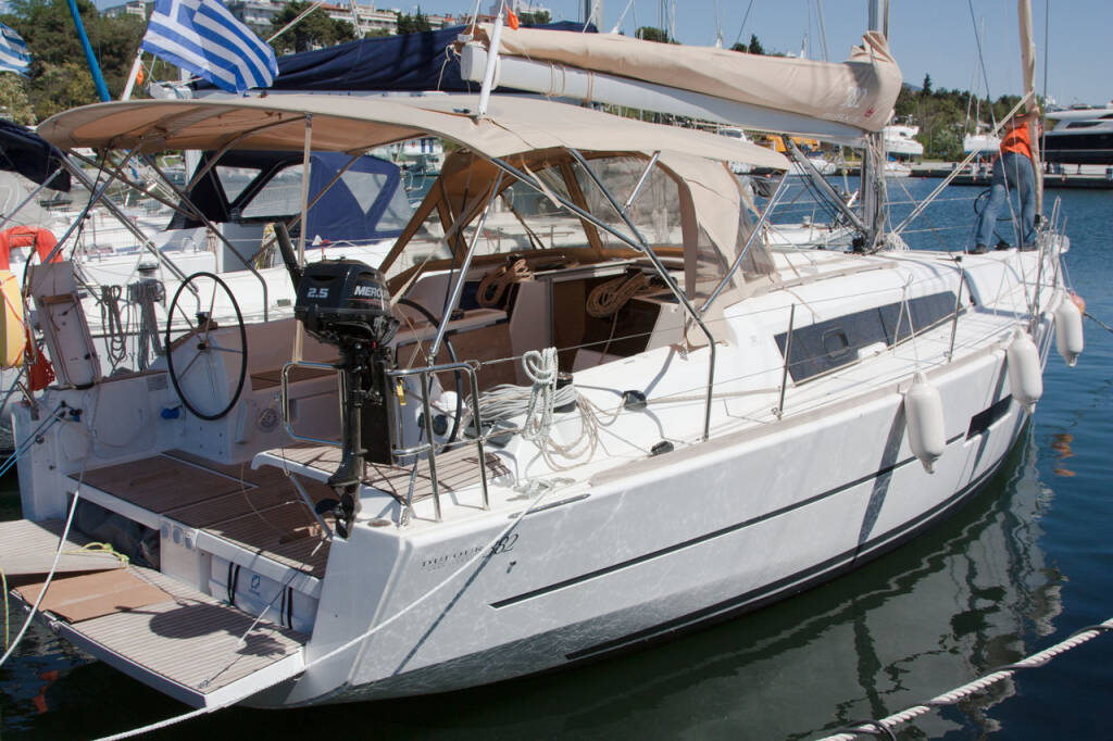 Sailing yacht Dufour 382 GL Siroko