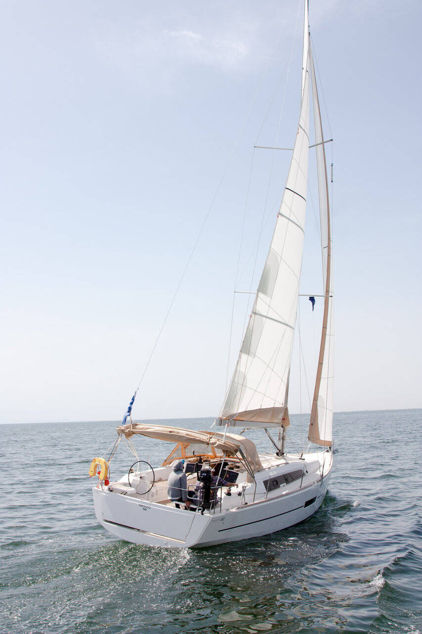 Sailing yacht Dufour 382 GL Siroko