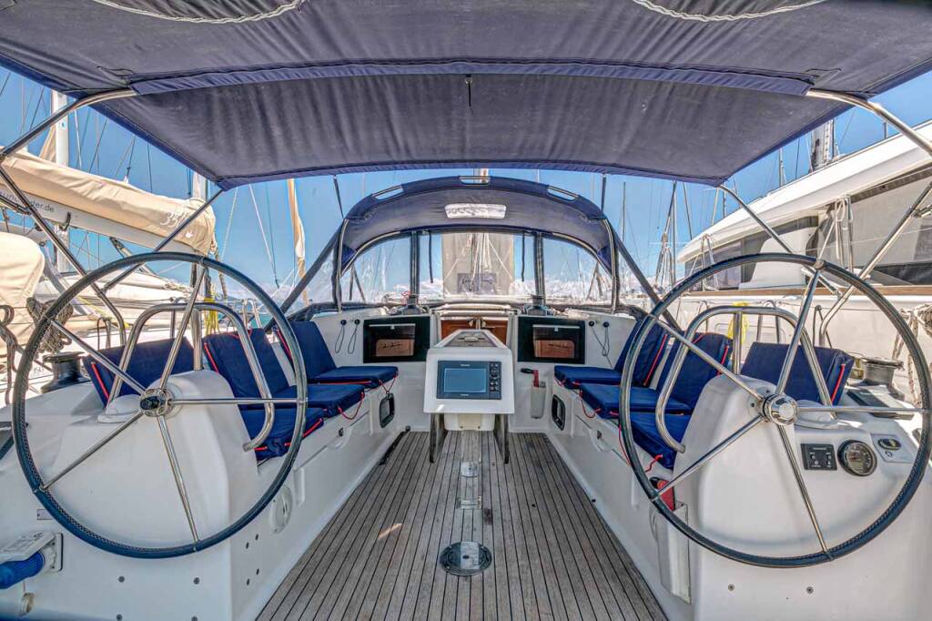 Sailing yacht Dufour 382 GL So What