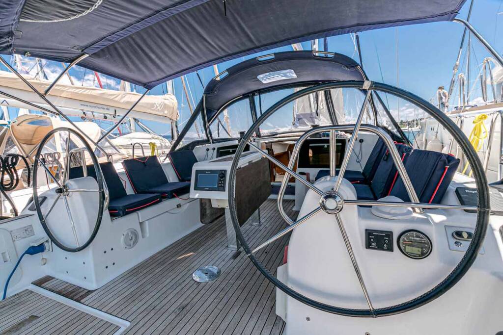 Sailing yacht Dufour 382 GL So What