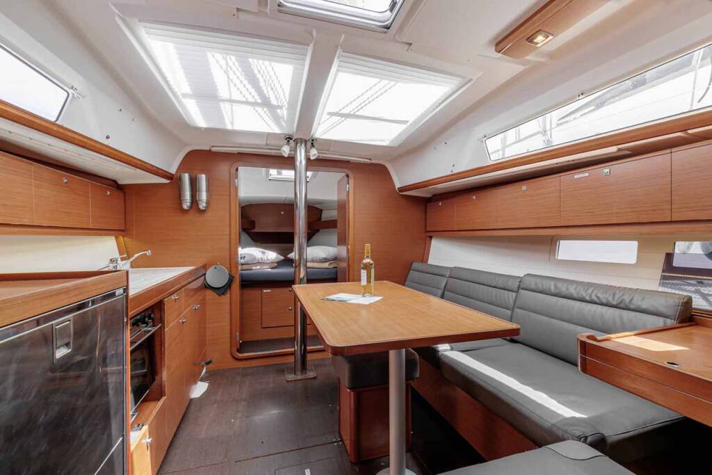 Sailing yacht Dufour 382 GL So What