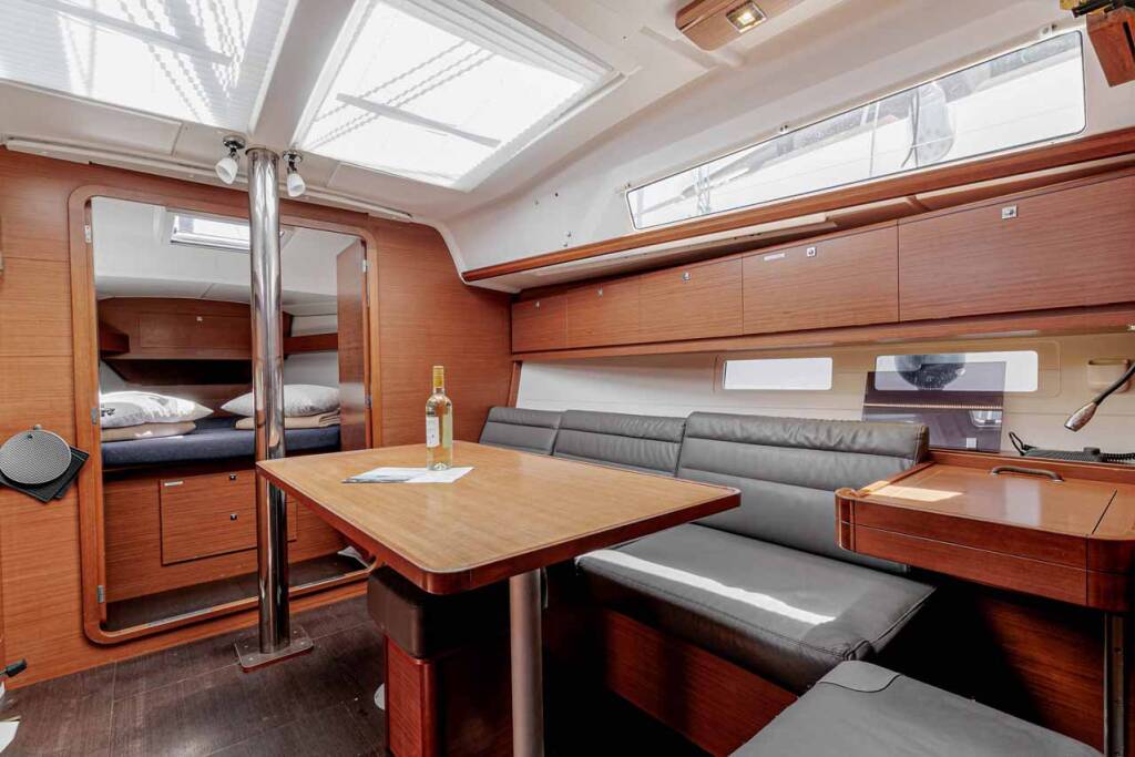 Sailing yacht Dufour 382 GL So What