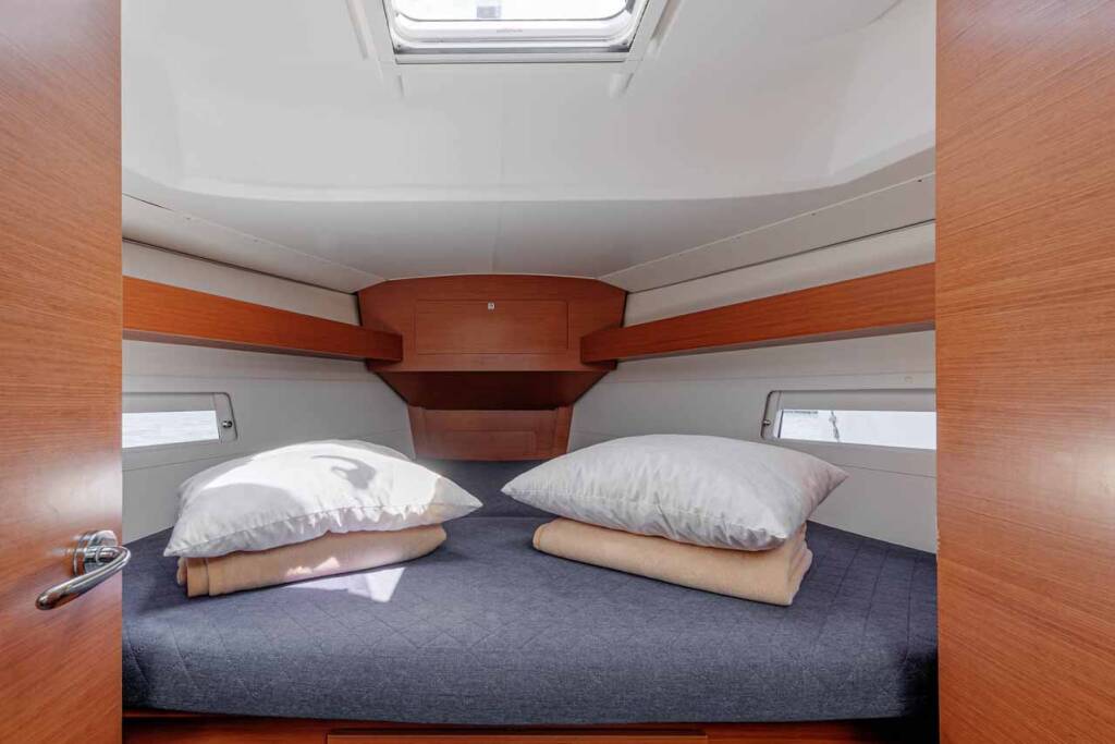 Sailing yacht Dufour 382 GL So What