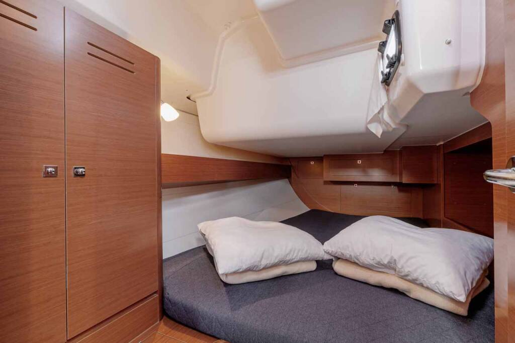 Sailing yacht Dufour 382 GL So What