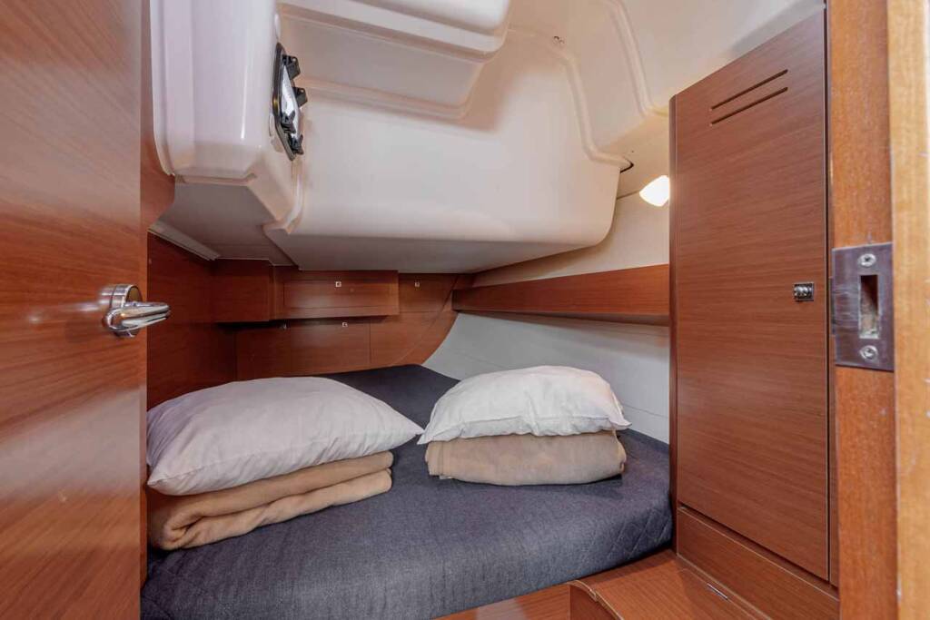 Sailing yacht Dufour 382 GL So What