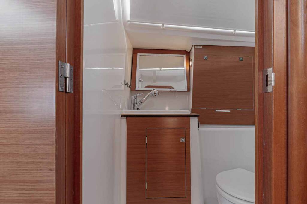 Sailing yacht Dufour 382 GL So What