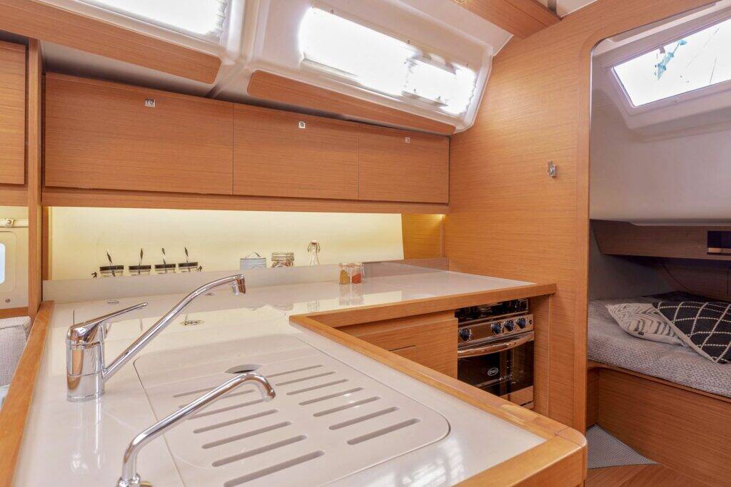 Sailing yacht Dufour 390 GL Souel
