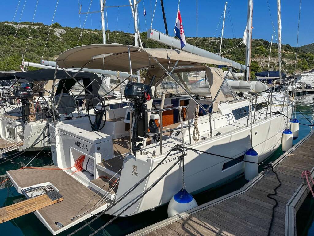 Sailing yacht Dufour 390 GL Andela