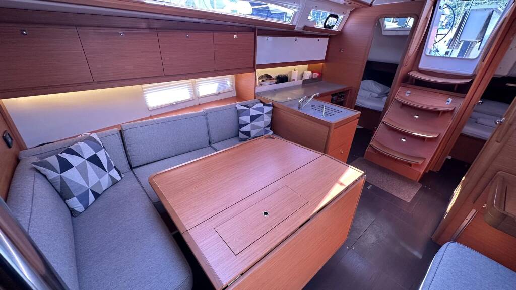 Sailing yacht Dufour 390 GL Andela