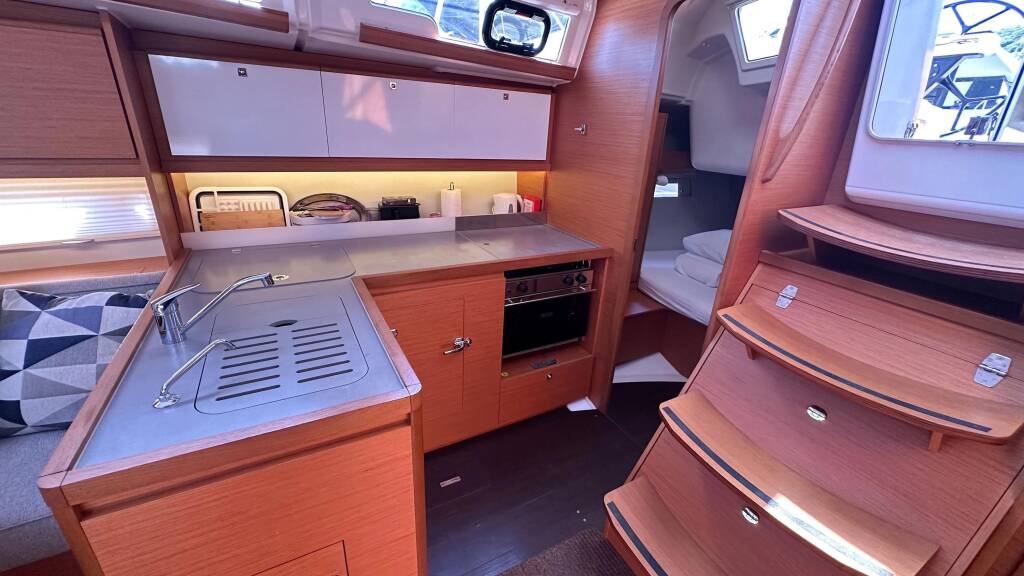 Sailing yacht Dufour 390 GL Andela
