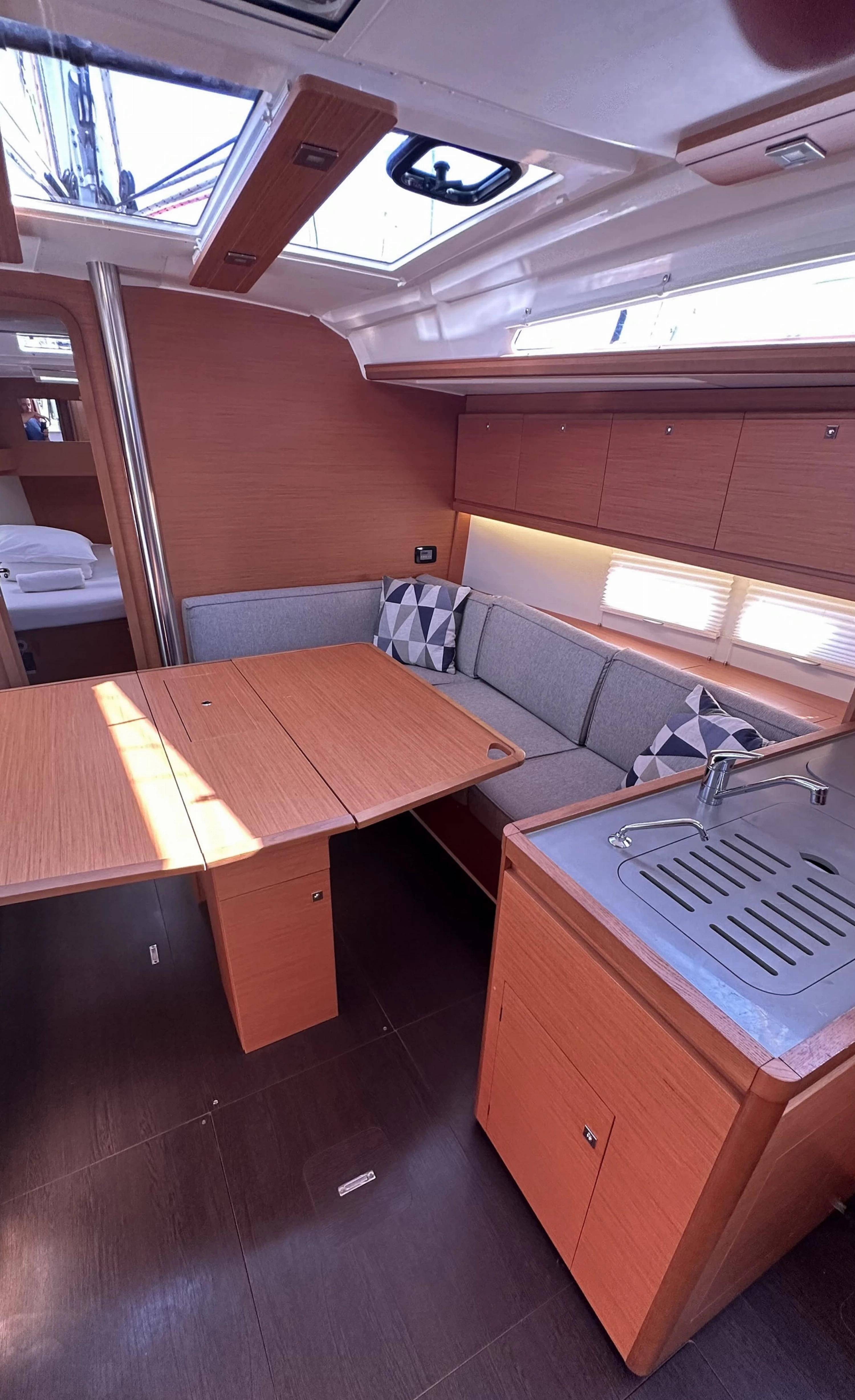 Sailing yacht Dufour 390 GL Andela