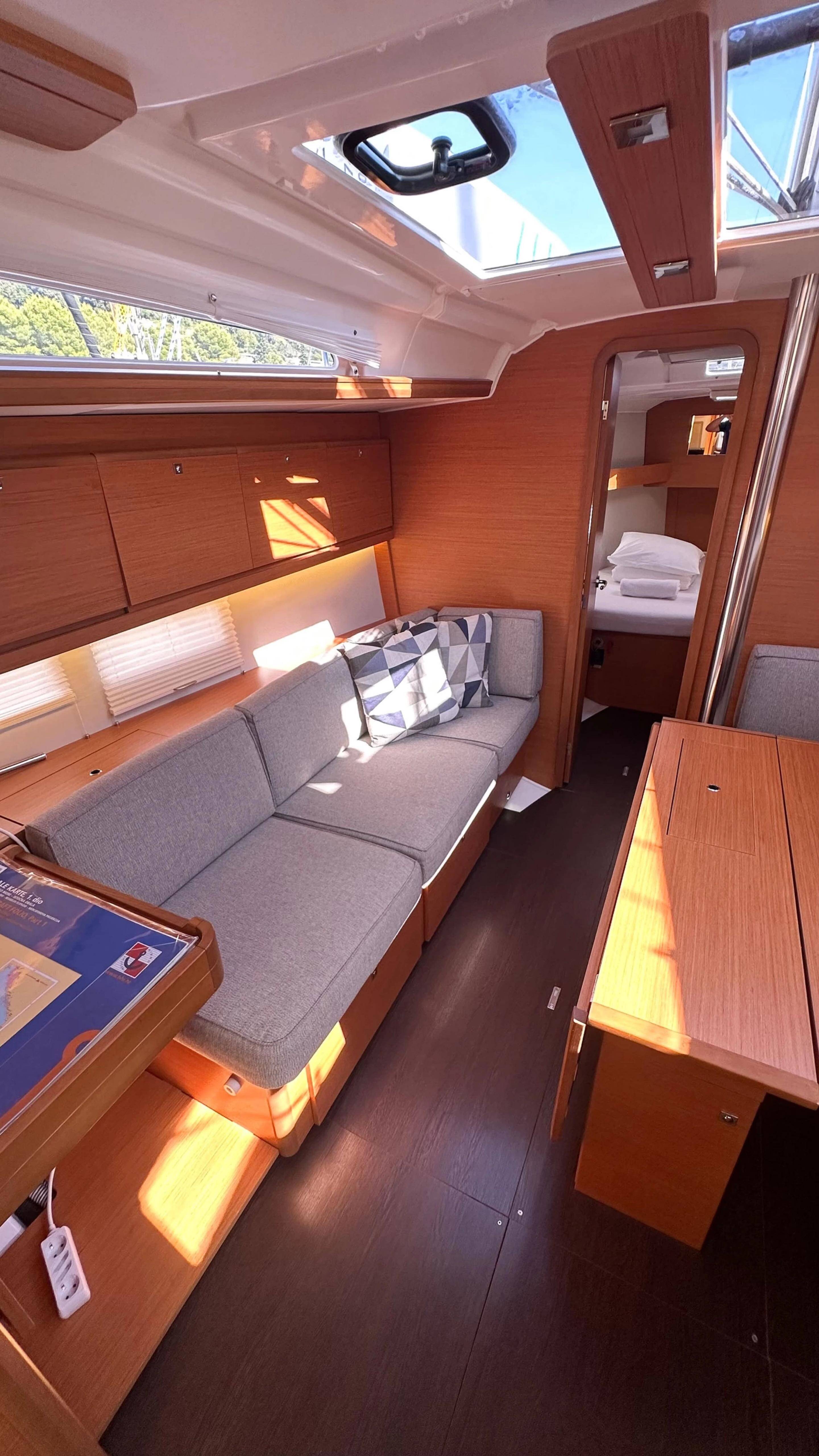 Sailing yacht Dufour 390 GL Andela