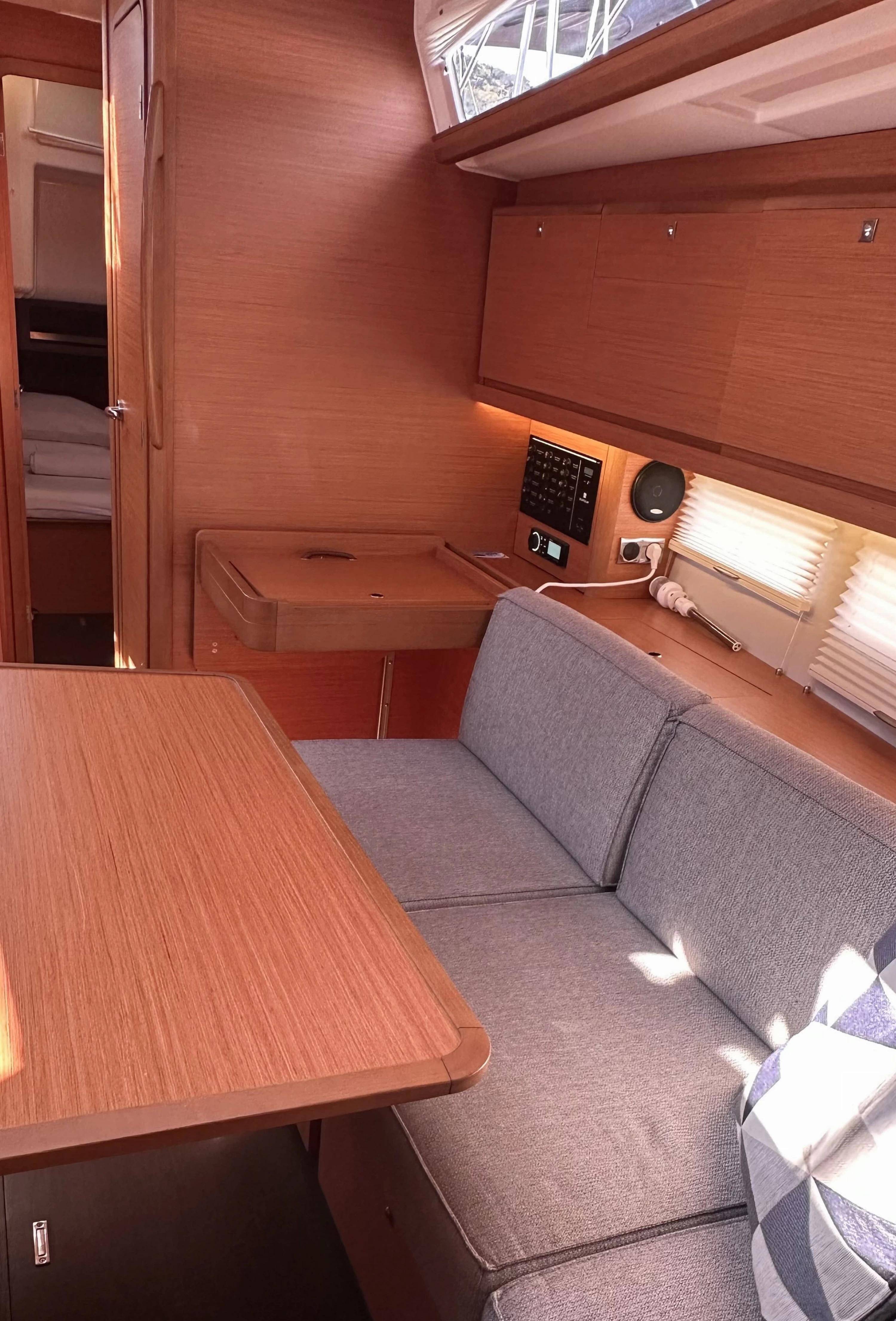 Sailing yacht Dufour 390 GL Andela