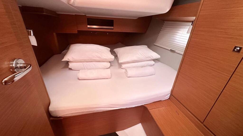 Sailing yacht Dufour 390 GL Andela