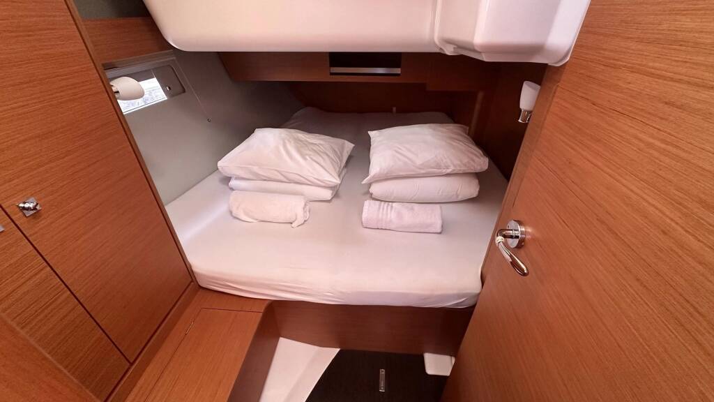 Sailing yacht Dufour 390 GL Andela