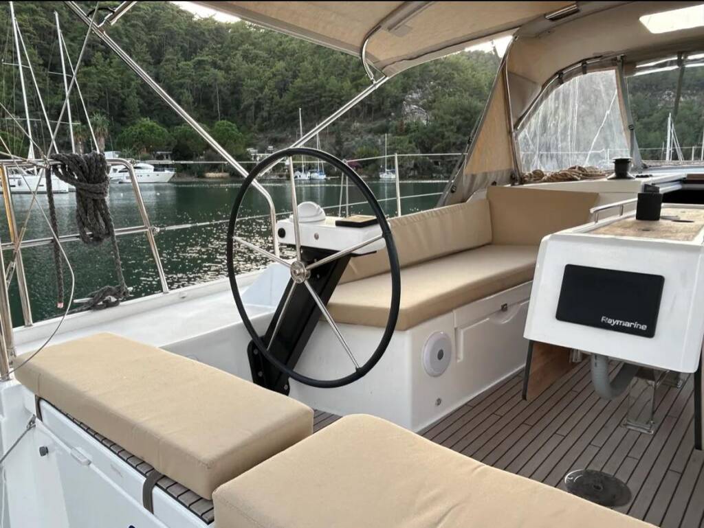 Segelyachten Dufour 390 GL Sail Corvus