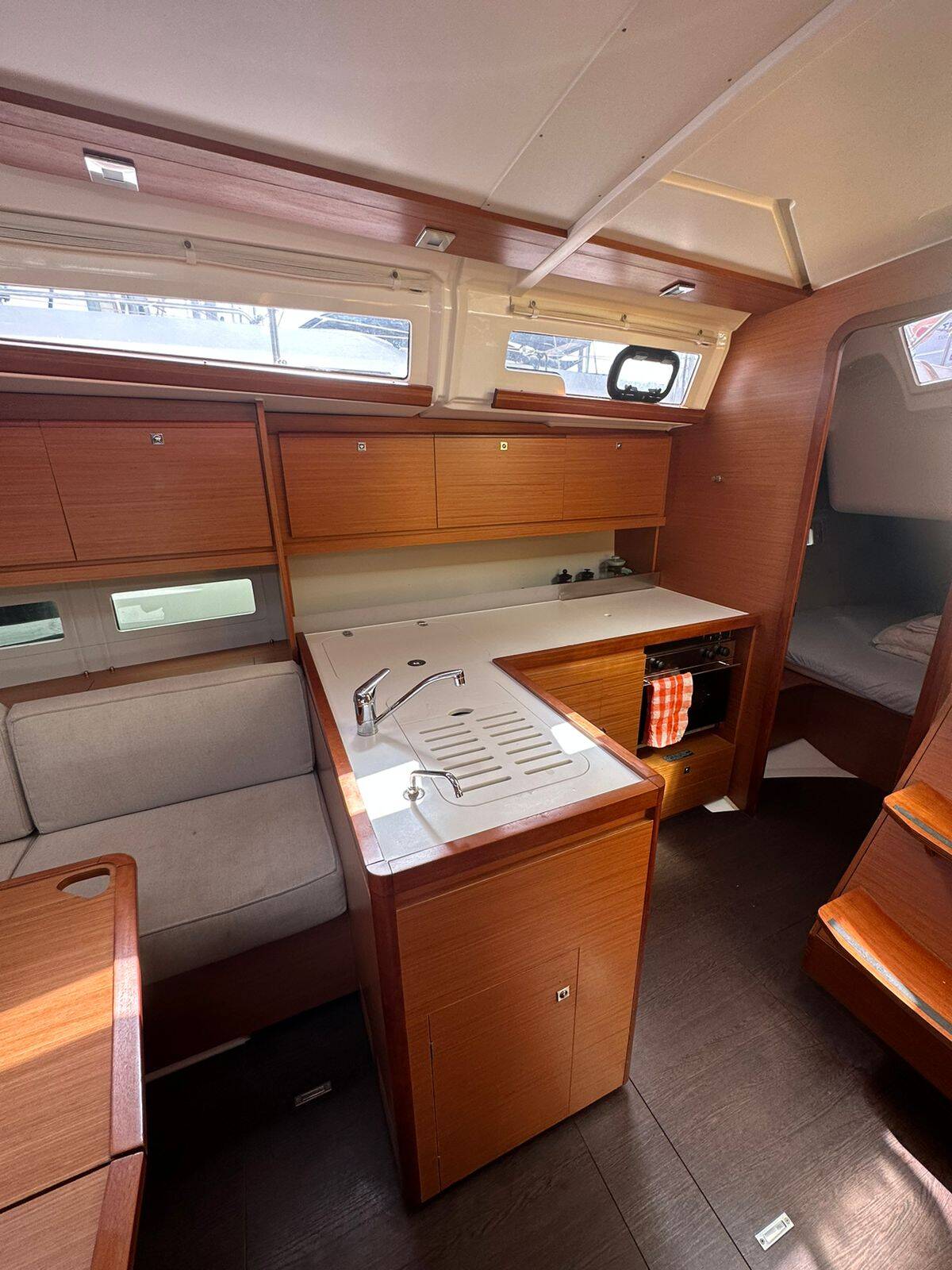 Sailing yacht Dufour 390 CLASS