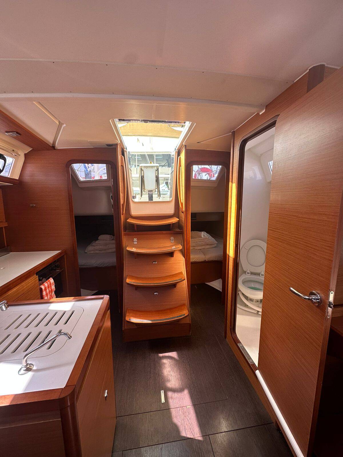 Sailing yacht Dufour 390 CLASS