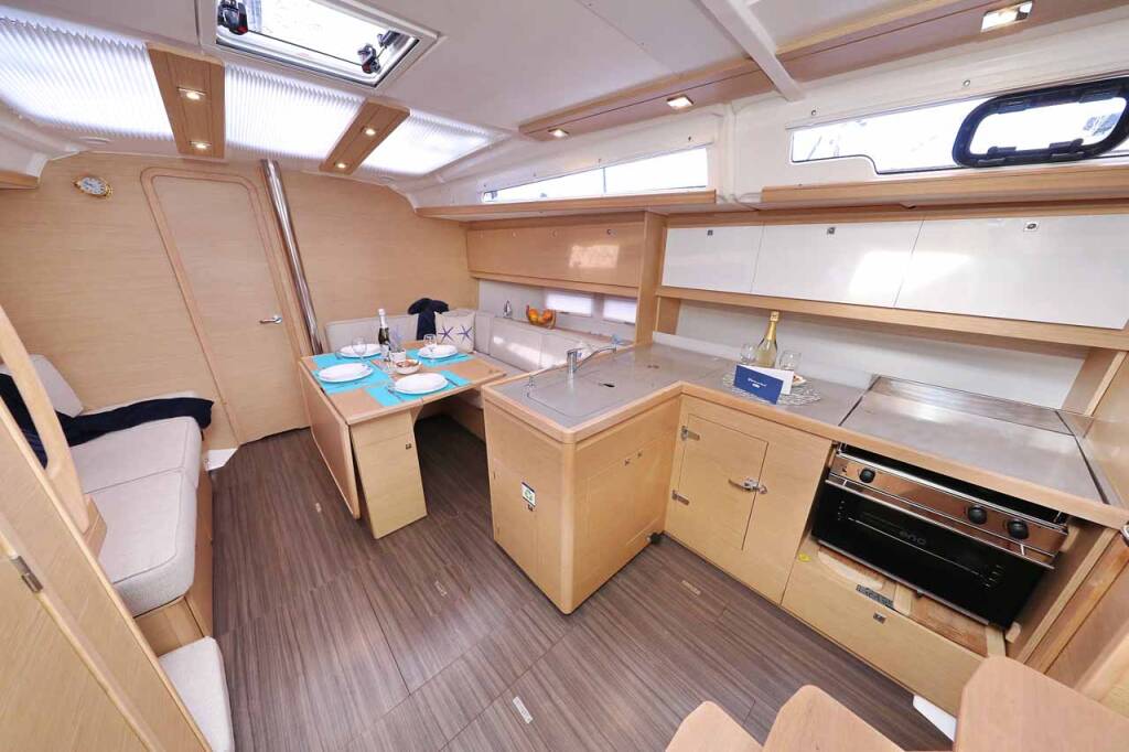 Sailing yacht Dufour 390 Free Spirit