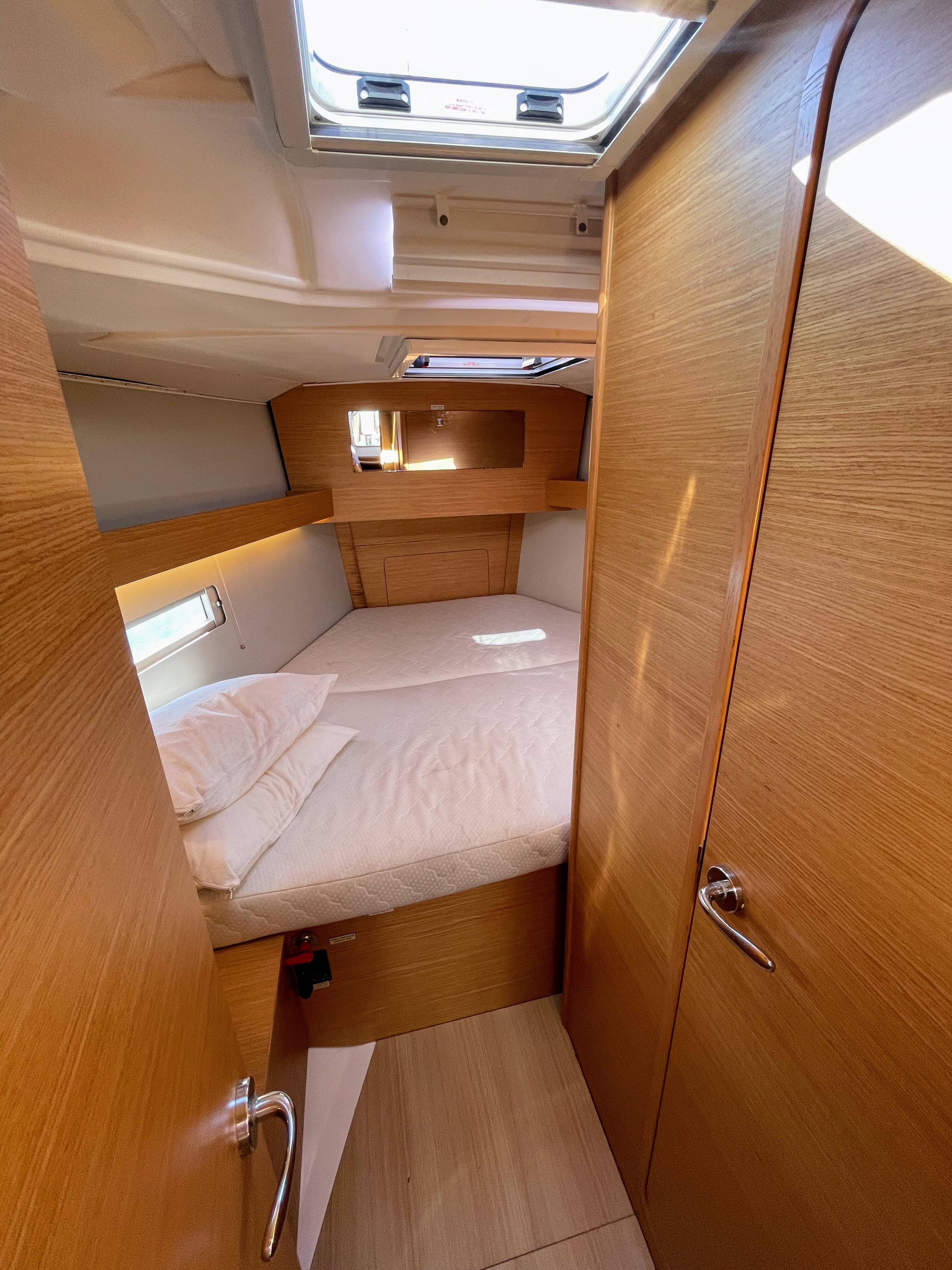 Sailing yacht Dufour 390 Gin Fizz