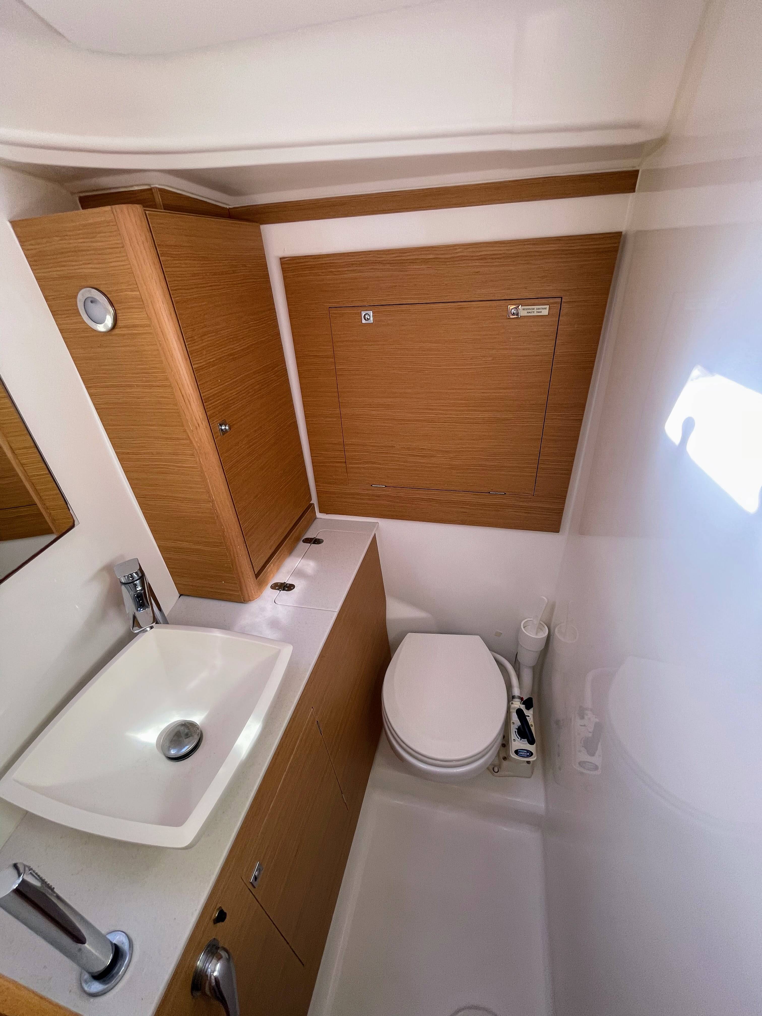 Sailing yacht Dufour 390 Gin Fizz