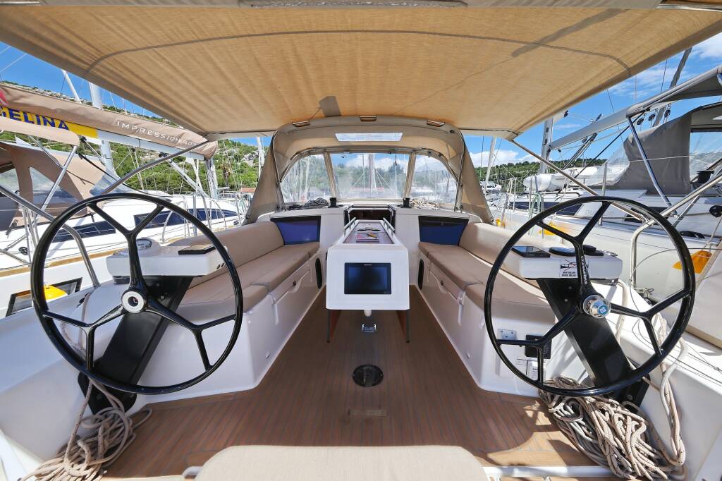 Sailing yacht Dufour 390 Olmato