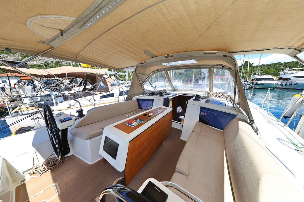 Sailing yacht Dufour 390 Olmato