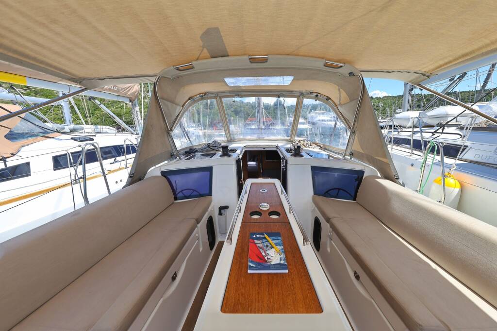 Sailing yacht Dufour 390 Olmato