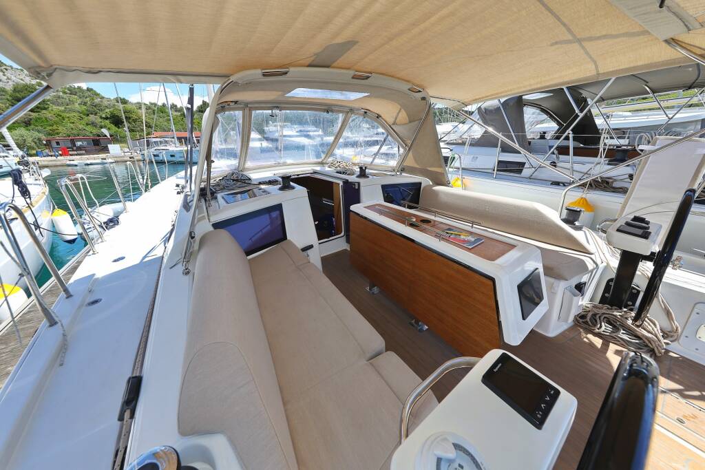 Sailing yacht Dufour 390 Olmato