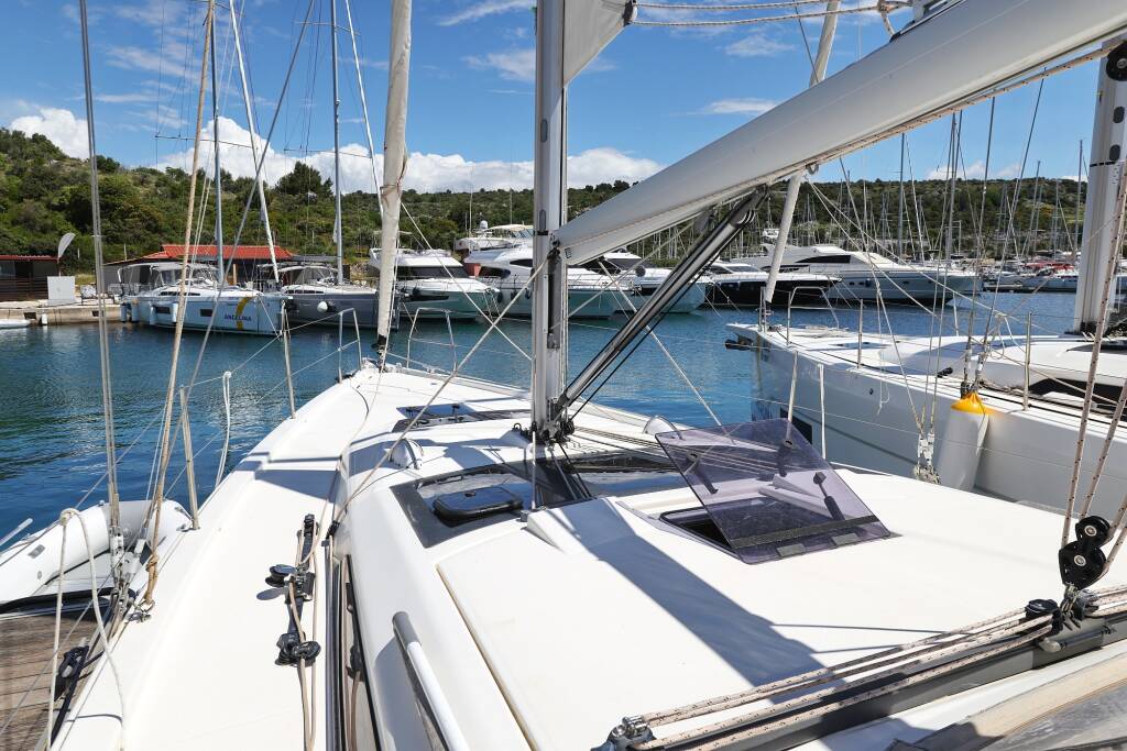 Sailing yacht Dufour 390 Olmato