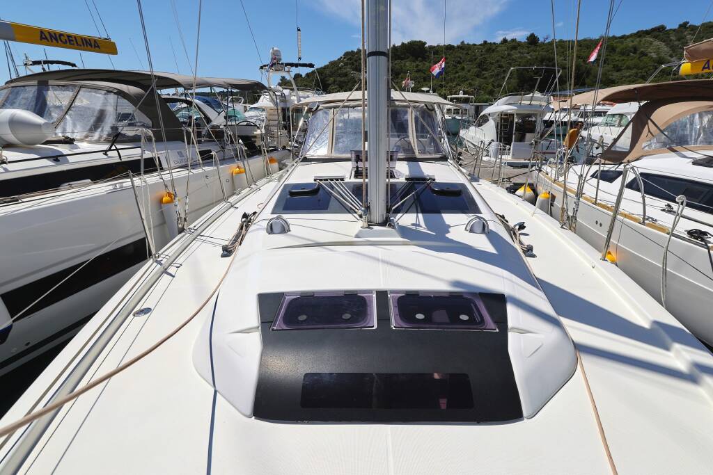 Sailing yacht Dufour 390 Olmato