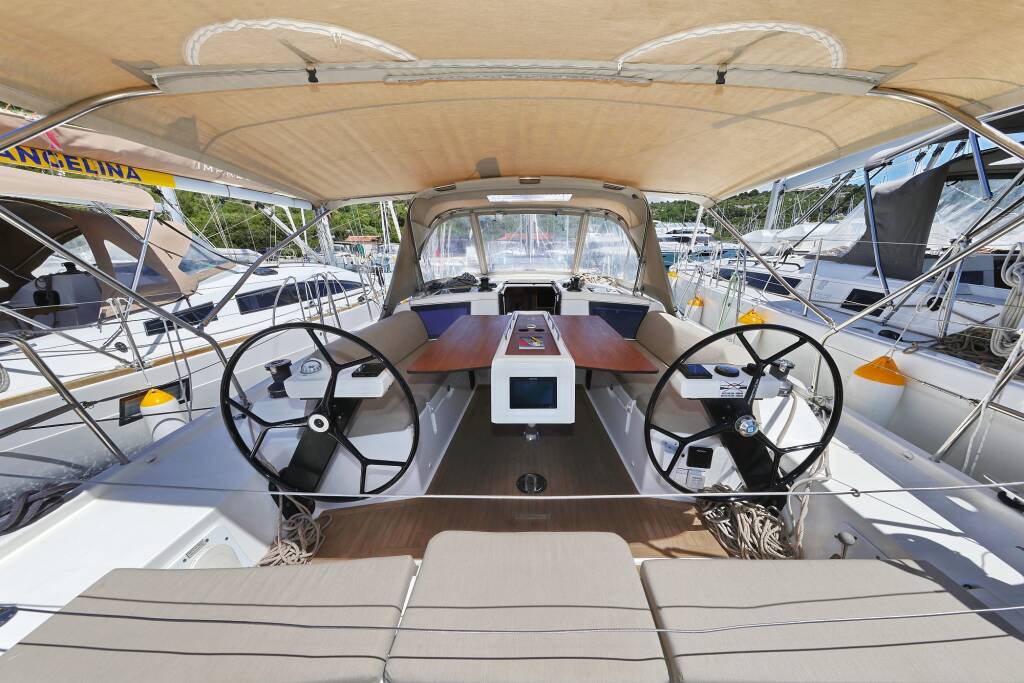 Sailing yacht Dufour 390 Olmato